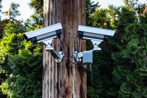 twee cctv veiligheid camera's Aan een pool foto