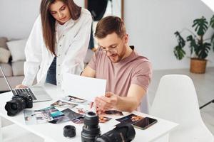 twee fotografen in gewoontjes kleren is werken binnenshuis Bij dag foto