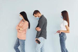 drie mensen staand samen in de studio tegen wit achtergrond foto