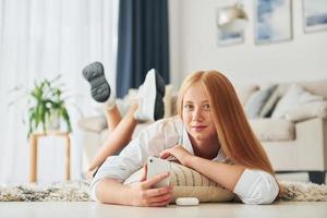 voorkant visie. vrouw tiener met blond haar- is Bij huis Bij dag foto