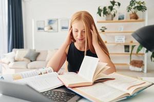 moe en gevoel slechte. vrouw tiener met blond haar- is Bij huis Bij dag foto