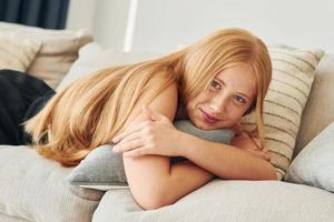 portret van vrouw tiener met blond haar- dat is Bij huis Bij dag foto