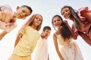 visie van hieronder van groep van kinderen dat op zoek naar beneden en hebben pret foto