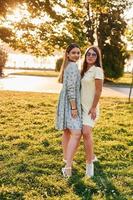 twee Dames staand in de herfst park samen. mooi zonneschijn foto