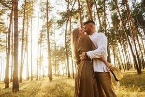 Mens is in wit overhemd en vrouw in jurk. gelukkig paar is buitenshuis in de Woud Bij dag foto