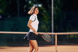 vrouw tennis speler is Aan de rechtbank Bij dag foto