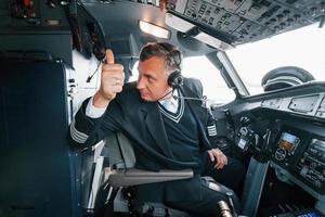kant visie. een professioneel piloot is in de cockpit. opvatting van werk foto