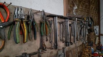 veel gereedschap hangen Aan een houten muur. gereedschap uitrusting foto