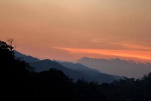 avondsfeer, zonsondergang midden in de riviervallei en het prachtige bos. er zijn veel kleuren. natuurlijke lagen de reispagina is een afbeelding die geschikt is voor ansichtkaarten. foto