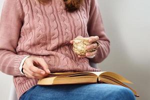 vrouw zittend en lezing een boek. ontspannende concept foto