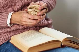 vrouw zittend en lezing een boek. ontspannende concept foto