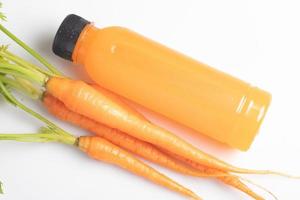 wortel sap in een Doorzichtig plastic fles. gezond drankje. foto