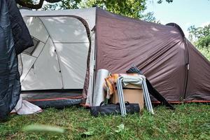 toerist tent in Woud. wandeltocht concept foto