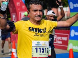 nieuw Delhi, Indië - oktober 16 2022 - vedanta Delhi voor de helft marathon ras na covid in welke marathon deelnemers over naar kruis de af hebben lijn, Delhi voor de helft marathon 2022 foto