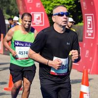 nieuw Delhi, Indië - oktober 16 2022 - vedanta Delhi voor de helft marathon ras na covid in welke marathon deelnemers over naar kruis de af hebben lijn, Delhi voor de helft marathon 2022 foto