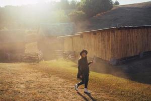 mooi jong meisje in een rustiek stijl in de platteland Aan een boerderij foto