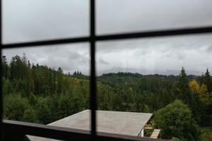 visie van de berg Woud door de venster foto
