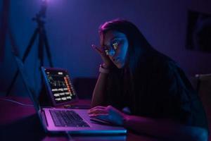 aantrekkelijk jong vrouw werken in huis Bij nacht. foto