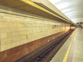 ondergronds passage in de metro, tunnel. metro hal met treinen en rails. rails onder elektriciteit voor trein verkeer foto