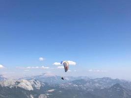 persoon paragliden over- bergen tegen lucht foto