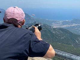 jong fotograaf in de bergen foto