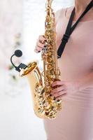 mooi meisje spelen saxofoon foto