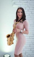 mooi meisje spelen saxofoon foto