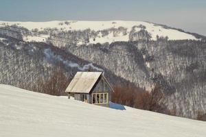 houten cabine Aan berg helling landschap foto