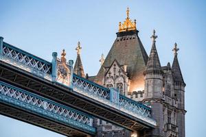 iconisch toren brug Verbinden londen met Southwark Aan de Theems rivier- foto