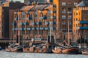 boten en klein schepen aangemeerd Aan een rivier- Theems in Londen, uk. foto