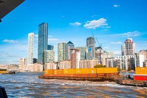 industrieel aak voorbijgaan bedrijf centrum in Londen Aan de rivier- Theems. foto