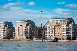 boten en klein schepen aangemeerd Aan een rivier- Theems in Londen, uk. foto