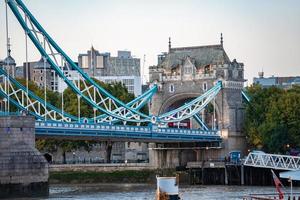 iconisch toren brug Verbinden londen met Southwark Aan de Theems rivier- foto