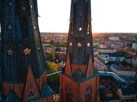 uppsala kathedraal in uppsala, Zweden Bij zonsondergang foto