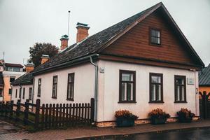 straat keer bekeken in de stad van trakai, Litouwen foto