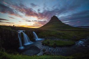 Kirkjufell en kirkjufellsfoss in de snaaiheid schiereiland in IJsland foto