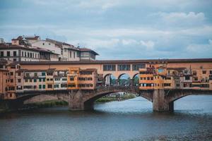 keer bekeken van de Ponte vecchio in Florence, Italië foto