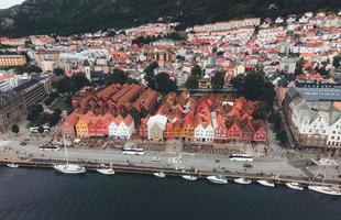 de houten huizen van bryggen in bergen, Noorwegen foto