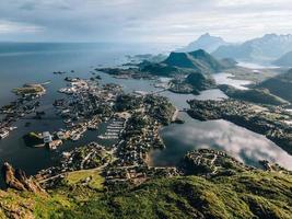 keer bekeken van svolvaer in de lofoten eilanden in Noorwegen foto