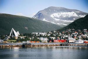 de arctisch kathedraal in tromso in noordelijk Noorwegen foto