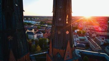 uppsala kathedraal in uppsala, Zweden Bij zonsondergang foto