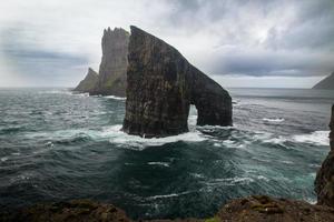 drangarnir en tinholmur in de Faeröer eilanden foto