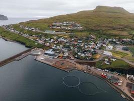 de dorp van eidi in de Faeröer eilanden foto