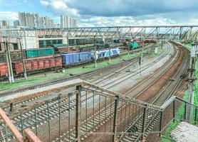 antenne foto van spoorweg terminal. vracht wagons met goederen Aan spoorweg station. lading vervoer. importeren en exporteren logistiek. industrieel landschap. top visie van drone. zwaar industrie.