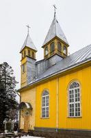 geel houten ortodox kerk foto