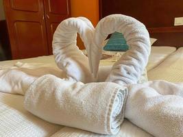 zwanen gemaakt van handdoeken Aan de bed foto
