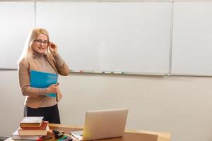 glimlachen leraar en leisteen schoolbord achtergrond foto