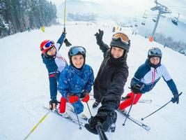 groep van midden- oud paren Aan ski vakantie in bergen foto