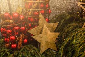 Kerstmis decoratie. Kerstmis ster Aan rustiek donker houten achtergrond foto