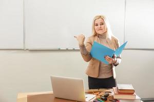 glimlachen leraar en leisteen schoolbord achtergrond foto